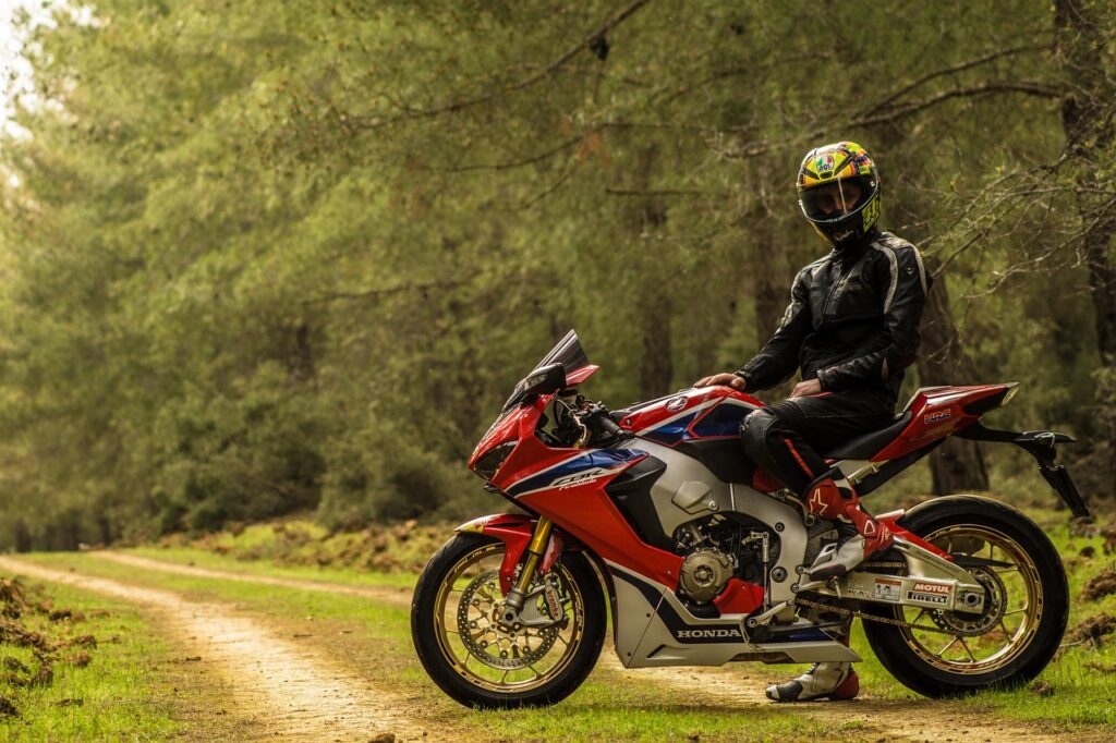 Veilig de weg op met een protectievest motor
