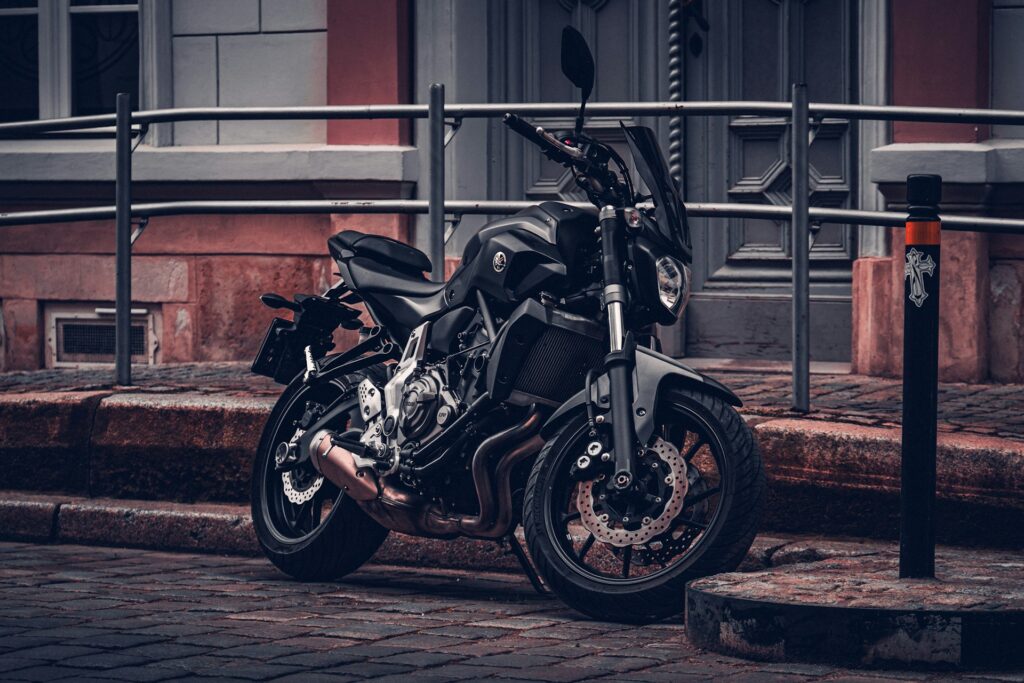 Mag je je motor parkeren op de stoep? Dit moet je weten